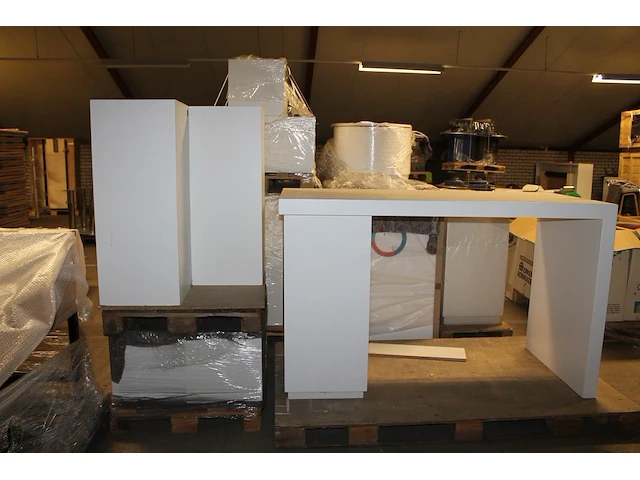 Divers wit beursmeubilair waaronder statafels, tafels, pilaren en vitrinekast - afbeelding 3 van  4