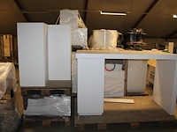 Divers wit beursmeubilair waaronder statafels, tafels, pilaren en vitrinekast - afbeelding 3 van  4