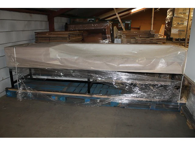 Divers wit beursmeubilair waaronder statafels, tafels, pilaren en vitrinekast - afbeelding 4 van  4