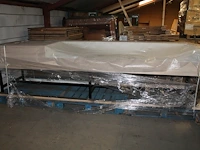 Divers wit beursmeubilair waaronder statafels, tafels, pilaren en vitrinekast - afbeelding 4 van  4