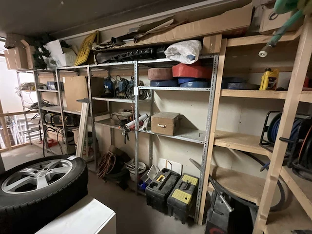 Diverse aannemersmaterialen - afbeelding 1 van  20