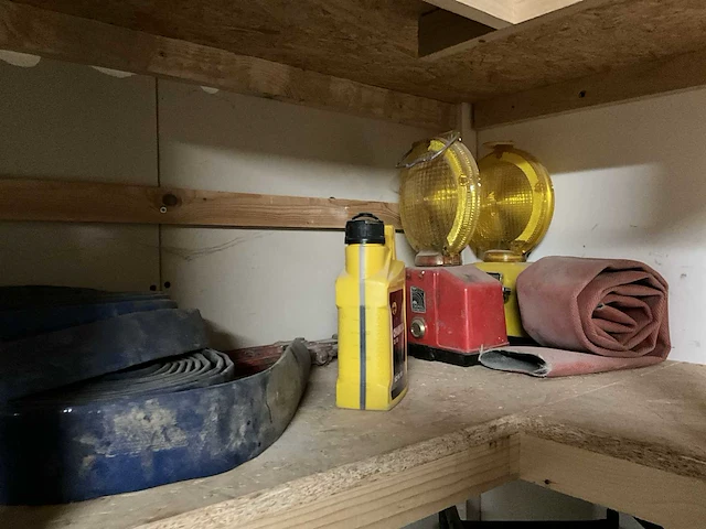 Diverse aannemersmaterialen - afbeelding 16 van  20