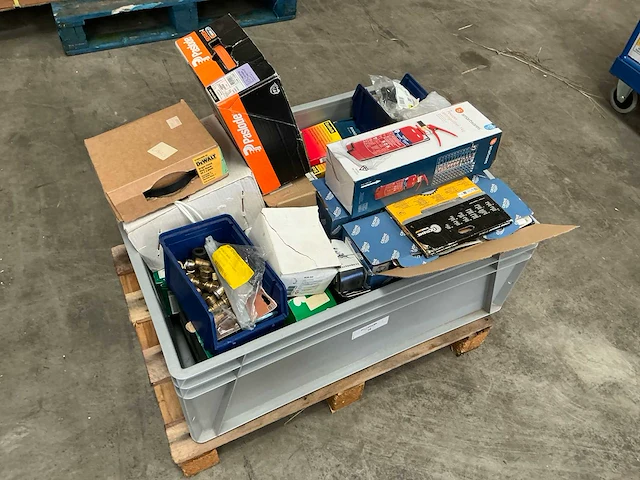 Diverse aannemersmaterialen - afbeelding 1 van  8