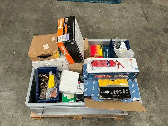 Diverse aannemersmaterialen - afbeelding 2 van  8
