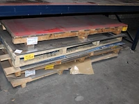 Diverse aluminium platen op vijf pallets in diverse diktes - afbeelding 1 van  2