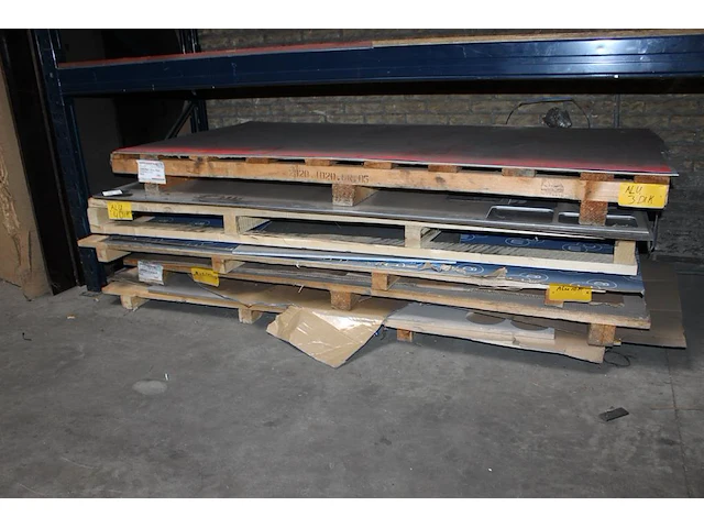 Diverse aluminium platen op vijf pallets in diverse diktes - afbeelding 2 van  2