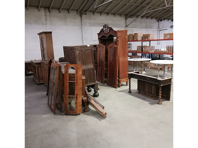 Diverse antieke kasten voor renovatie - afbeelding 1 van  43