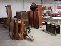 Diverse antieke kasten voor renovatie - afbeelding 1 van  43