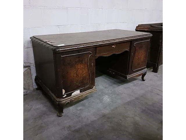 Diverse antieke kasten voor renovatie - afbeelding 1 van  39
