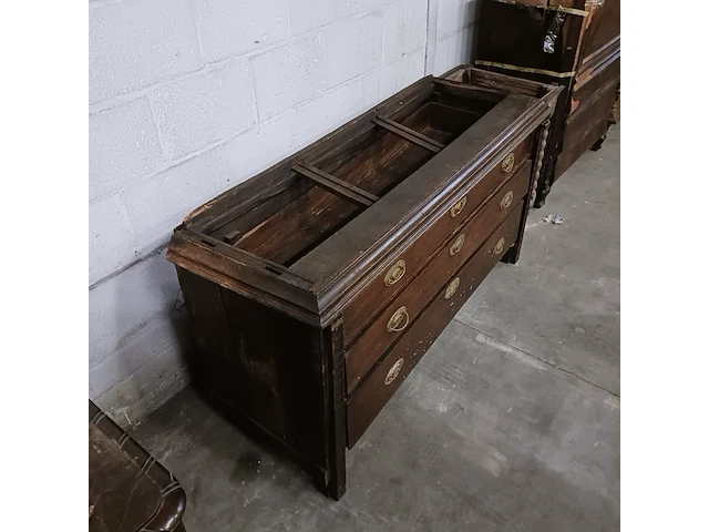 Diverse antieke kasten voor renovatie - afbeelding 15 van  39