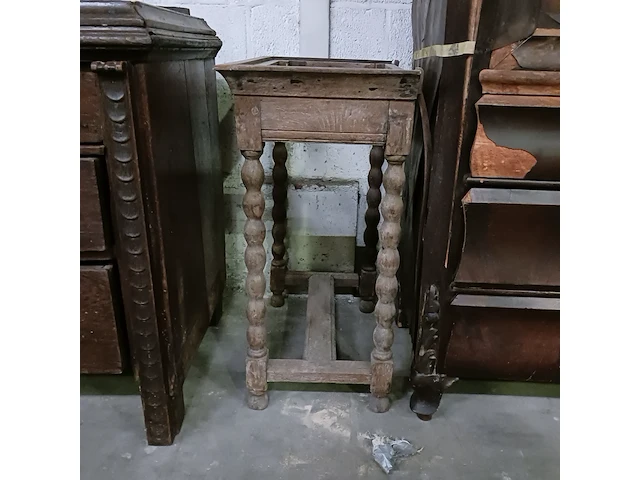 Diverse antieke kasten voor renovatie - afbeelding 18 van  39