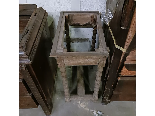 Diverse antieke kasten voor renovatie - afbeelding 19 van  39