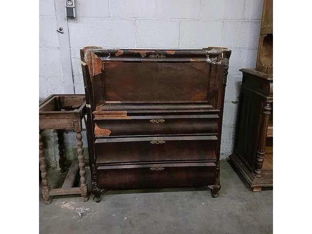 Diverse antieke kasten voor renovatie - afbeelding 20 van  39