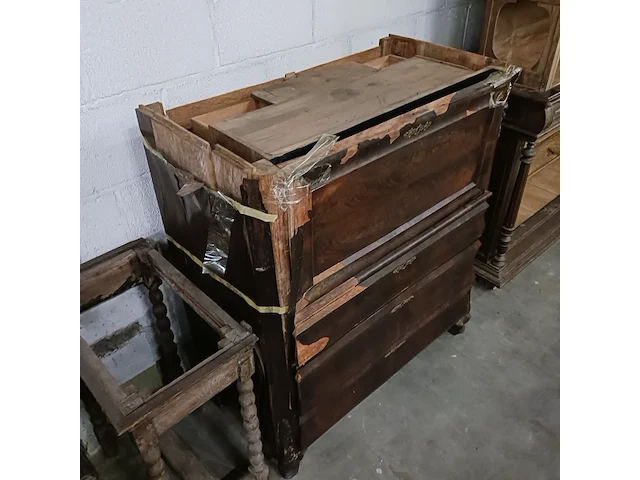 Diverse antieke kasten voor renovatie - afbeelding 21 van  39
