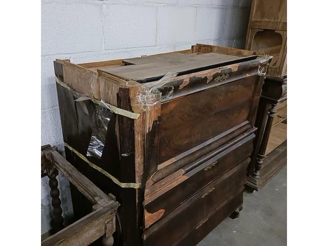 Diverse antieke kasten voor renovatie - afbeelding 22 van  39