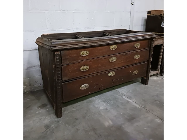 Diverse antieke kasten voor renovatie - afbeelding 12 van  39