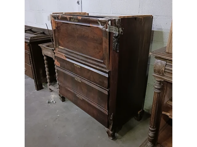 Diverse antieke kasten voor renovatie - afbeelding 25 van  39