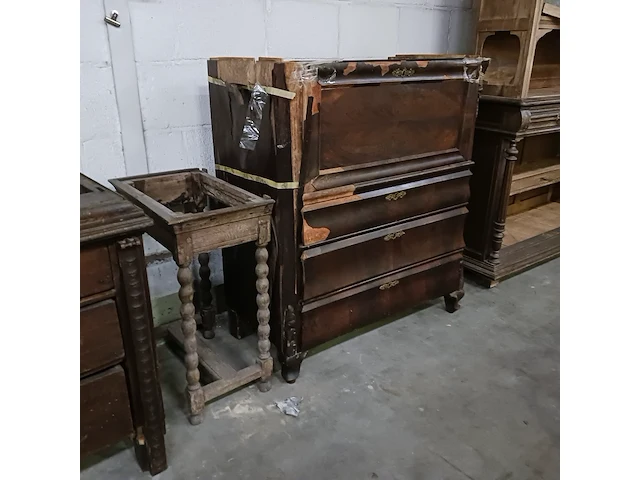 Diverse antieke kasten voor renovatie - afbeelding 23 van  39