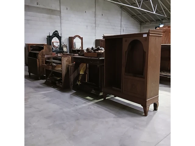 Diverse antieke kasten voor renovatie - afbeelding 1 van  24