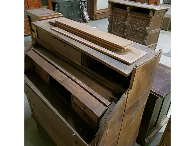 Diverse antieke kasten voor renovatie - afbeelding 13 van  24