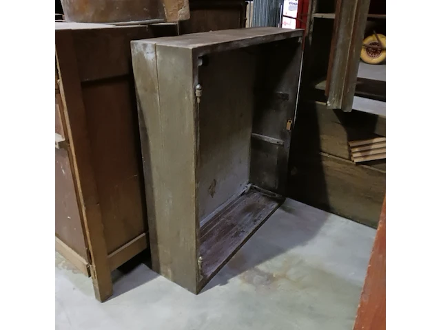 Diverse antieke kasten voor renovatie - afbeelding 17 van  24