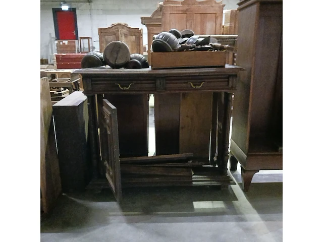 Diverse antieke kasten voor renovatie - afbeelding 24 van  24