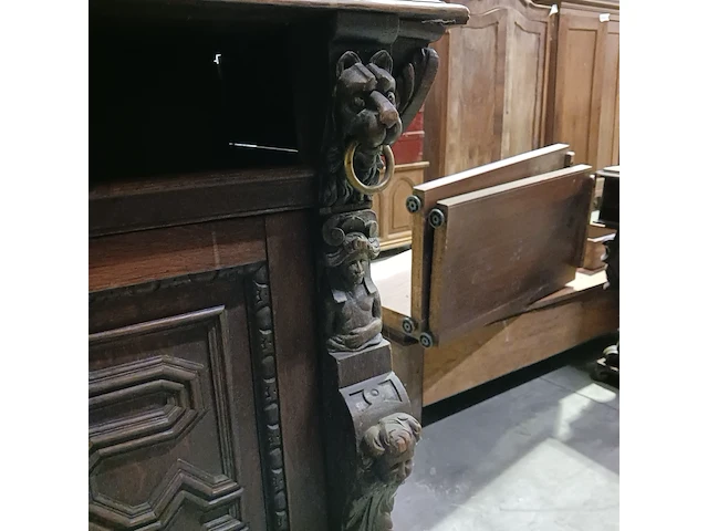 Diverse antieke kasten voor renovatie - afbeelding 11 van  25