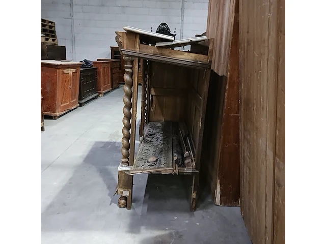 Diverse antieke kasten voor renovatie - afbeelding 20 van  25