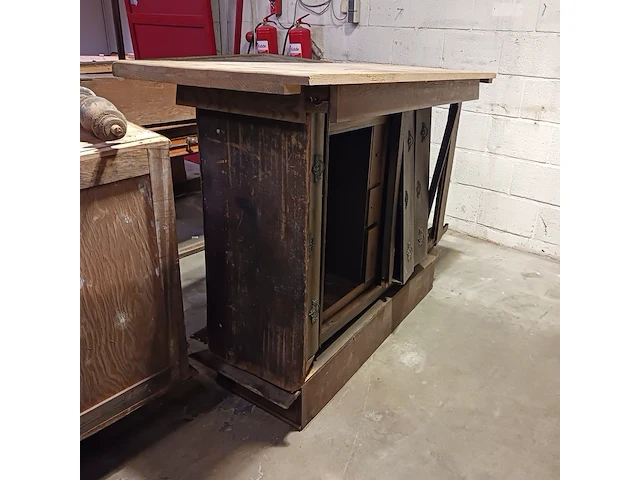 Diverse antieke kasten voor renovatie - afbeelding 8 van  23