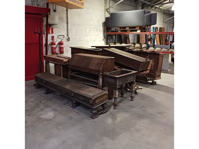Diverse antieke kasten voor renovatie - afbeelding 1 van  23