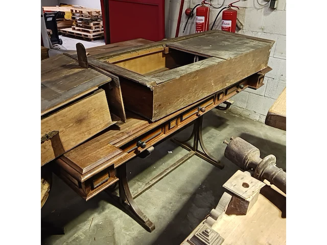 Diverse antieke kasten voor renovatie - afbeelding 13 van  23