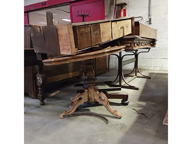 Diverse antieke kasten voor renovatie - afbeelding 15 van  23