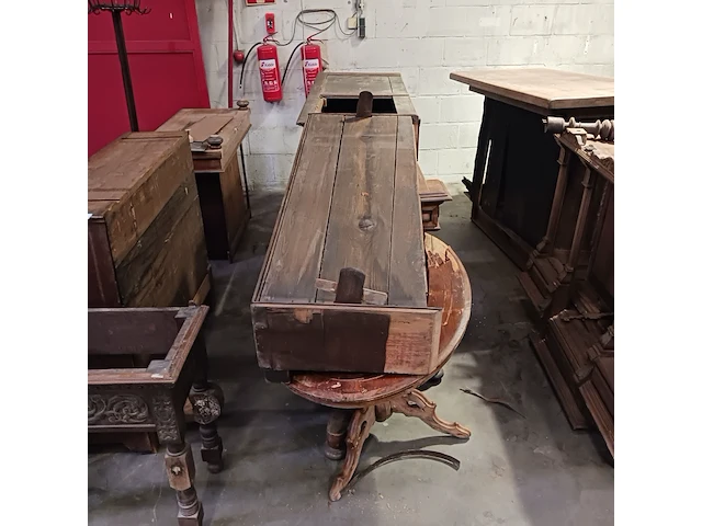 Diverse antieke kasten voor renovatie - afbeelding 16 van  23