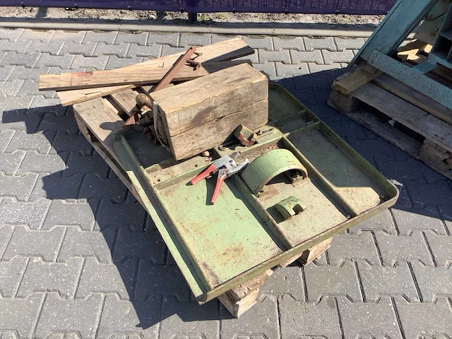 Diverse antieke werkplaats machines - afbeelding 8 van  16