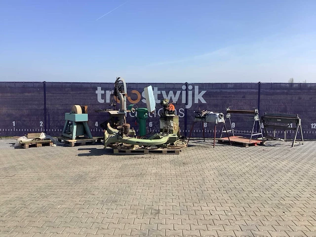 Diverse antieke werkplaats machines - afbeelding 1 van  16