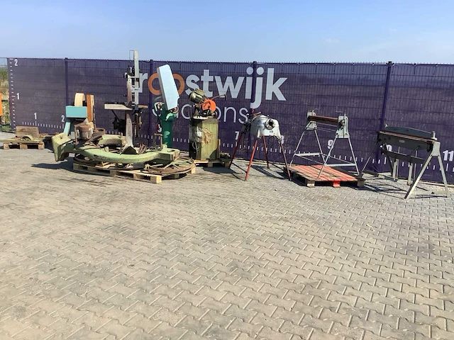 Diverse antieke werkplaats machines - afbeelding 9 van  16