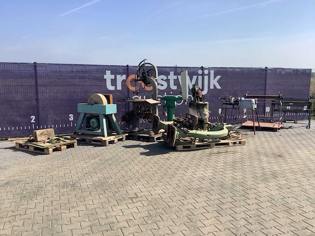 Diverse antieke werkplaats machines - afbeelding 10 van  16