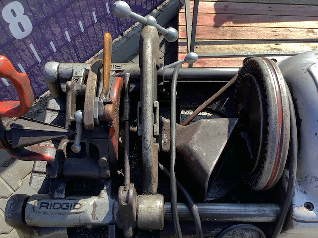 Diverse antieke werkplaats machines - afbeelding 16 van  16