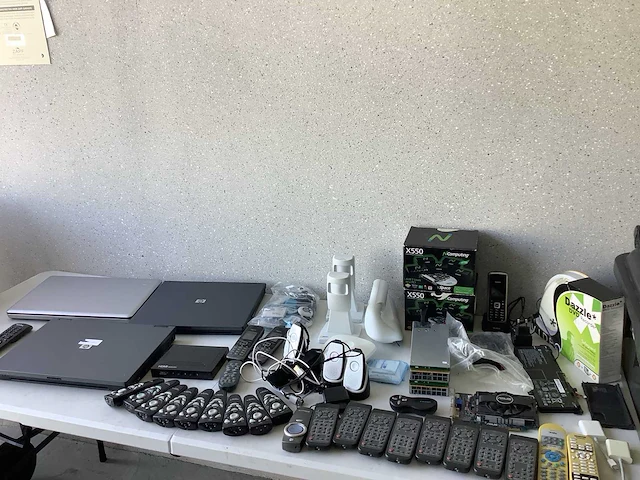 Diverse artikelen laptop - afbeelding 1 van  8