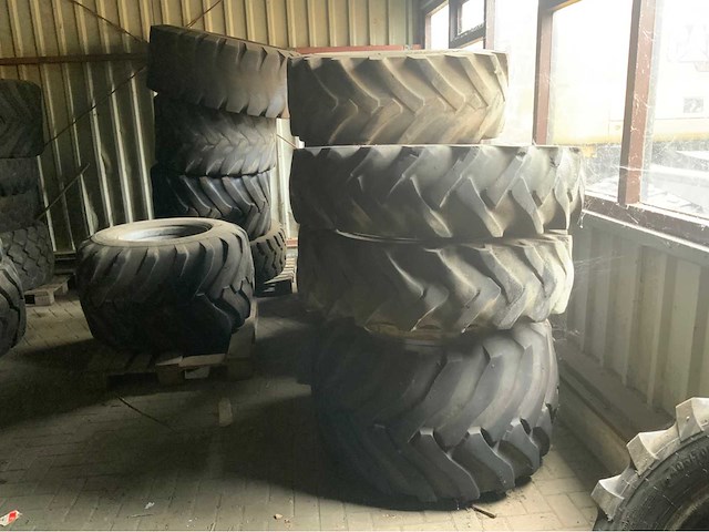 Diverse banden (22x) o.a. voor graafmachine - afbeelding 1 van  7