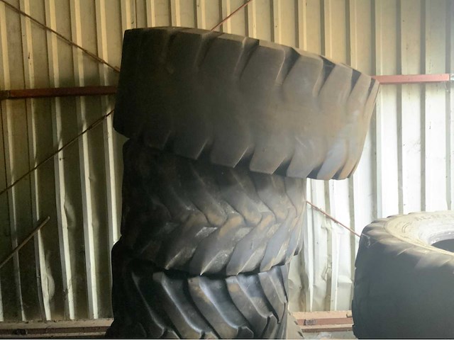 Diverse banden (22x) o.a. voor graafmachine - afbeelding 3 van  7