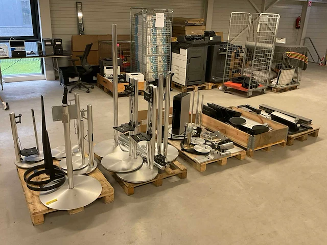 Diverse bang & olufsen tv standaards - afbeelding 1 van  17