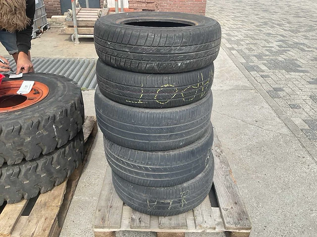 Diverse barum, bridgestone, firestone autobanden (5x) - afbeelding 1 van  7