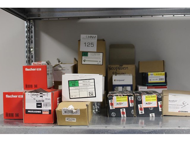 Diverse bevestigingsmaterialen op schap w.o. schroeven, spanhulzen en pluggen. - afbeelding 1 van  1