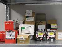 Diverse bevestigingsmaterialen op schap w.o. schroeven, spanhulzen en pluggen. - afbeelding 1 van  1