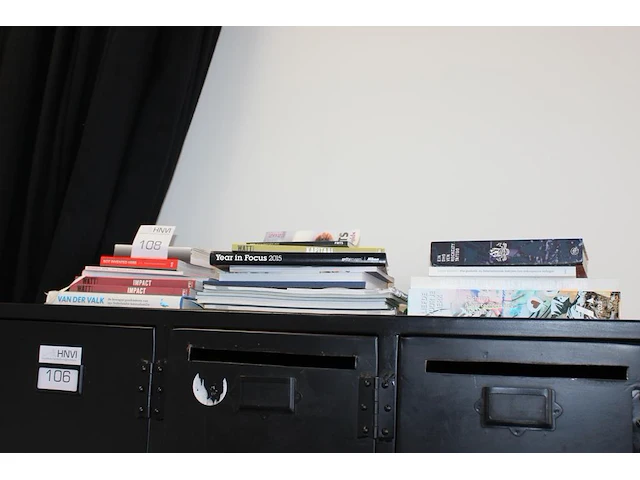 Diverse boeken op kast. - afbeelding 1 van  3