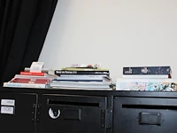 Diverse boeken op kast. - afbeelding 1 van  3