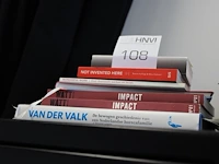 Diverse boeken op kast. - afbeelding 2 van  3
