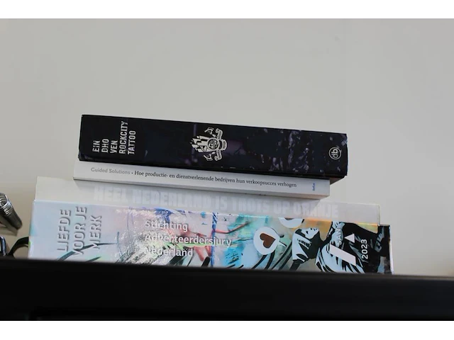 Diverse boeken op kast. - afbeelding 3 van  3