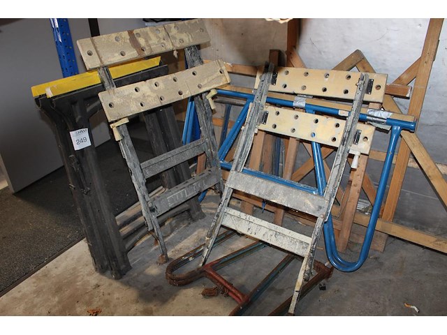 Diverse bokken en schragen. - afbeelding 1 van  1